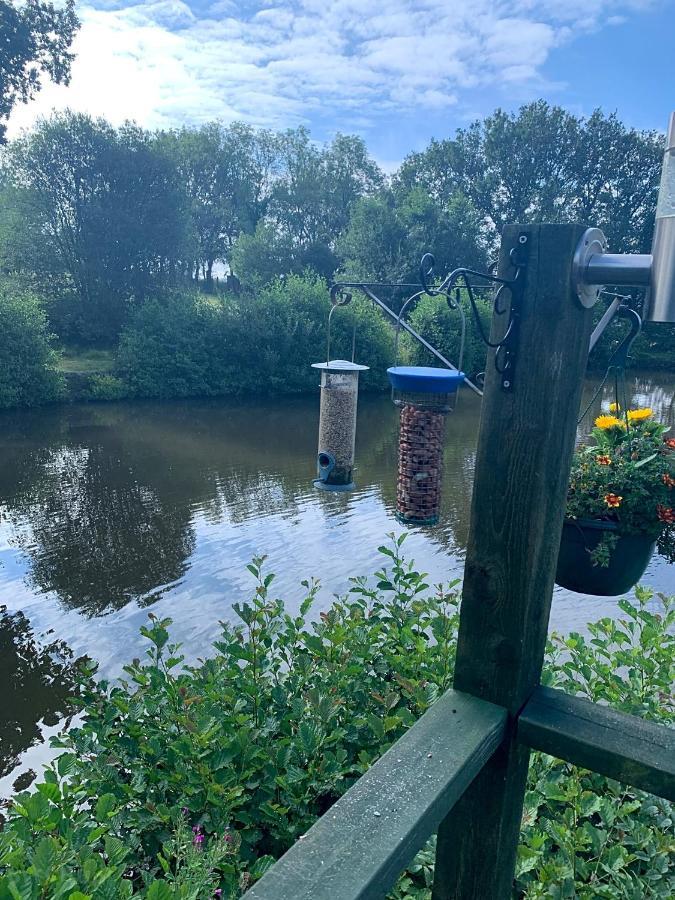 Snug & Secluded Lakeside Shepherds Hut 'Carp' Uckfield Eksteriør billede
