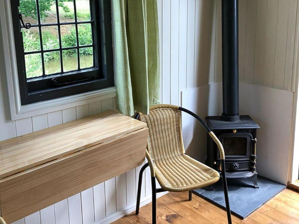 Snug & Secluded Lakeside Shepherds Hut 'Carp' Uckfield Eksteriør billede