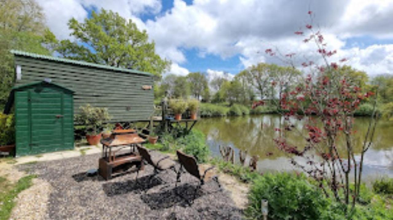 Snug & Secluded Lakeside Shepherds Hut 'Carp' Uckfield Eksteriør billede