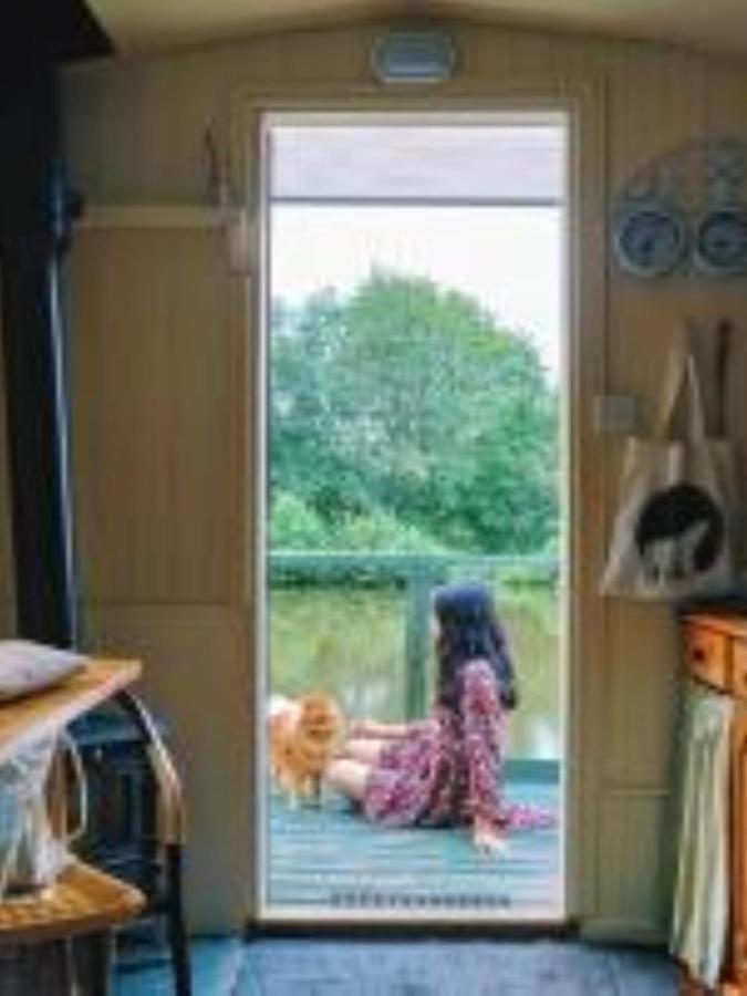 Snug & Secluded Lakeside Shepherds Hut 'Carp' Uckfield Eksteriør billede