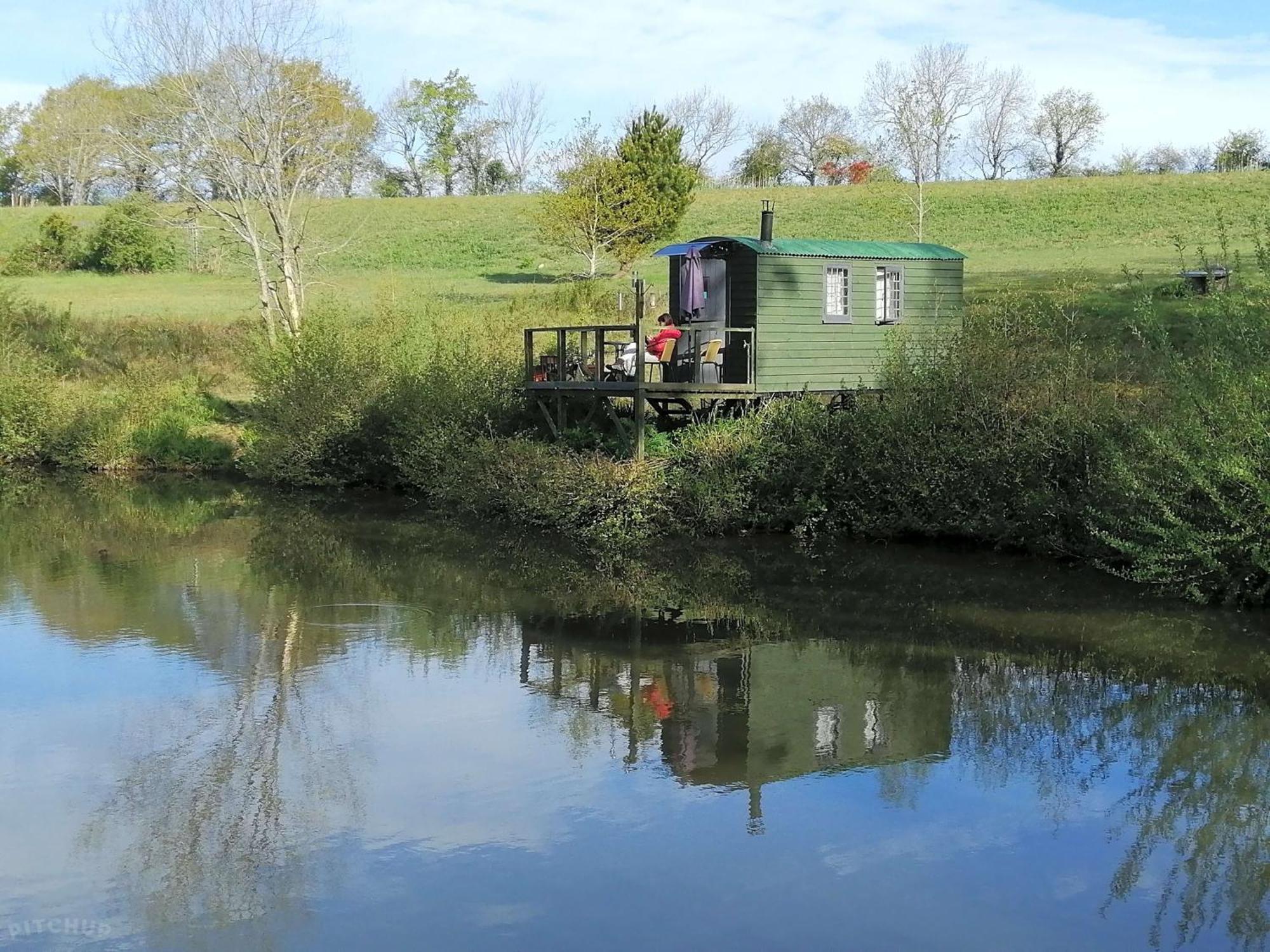 Snug & Secluded Lakeside Shepherds Hut 'Carp' Uckfield Eksteriør billede